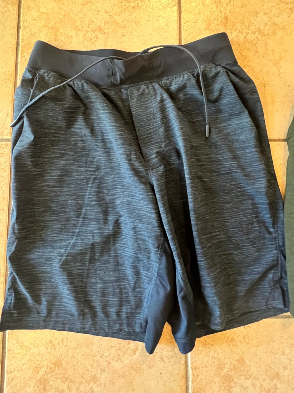 Lululemon Men’s Athletic Drawstring Shorts in Nazy Blue, Sz M
